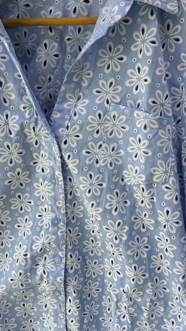 IMG_1914 Camisa en Broderie Floral – Azul Cielo